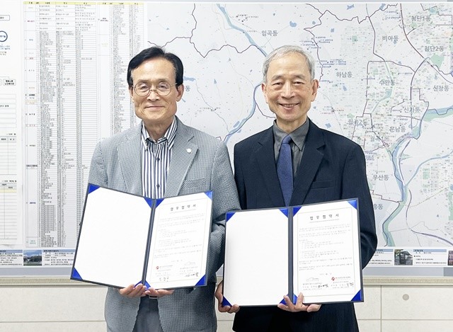 임영일 광산구시설관리공단 이사장(왼쪽)과 신경구 광주외국인주민센터장이 기념촬영을 하고 있다.
