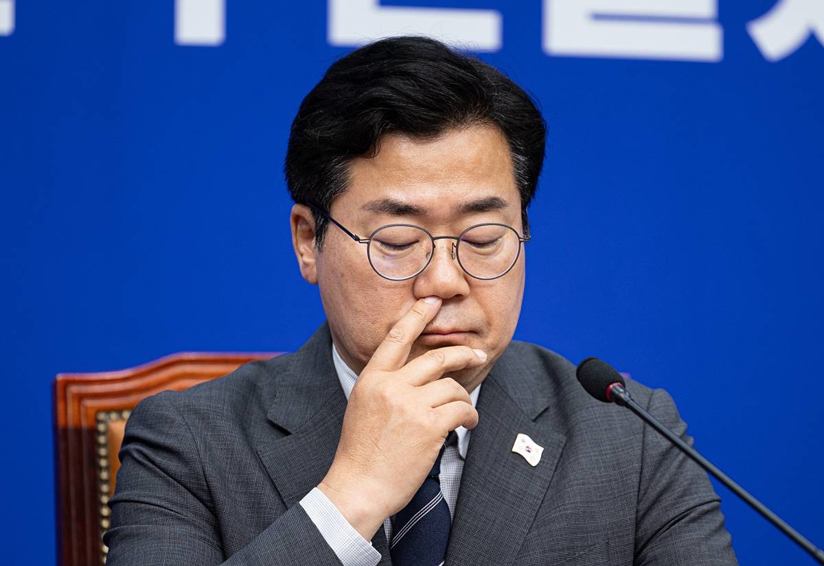 박찬대 더불어민주당 대표 직무대행 겸 원내대표가 지난 11일 오전 서울 여의도 국회에서 열린 최고위원회의에서 생각에 잠겨 있다 / 뉴스1