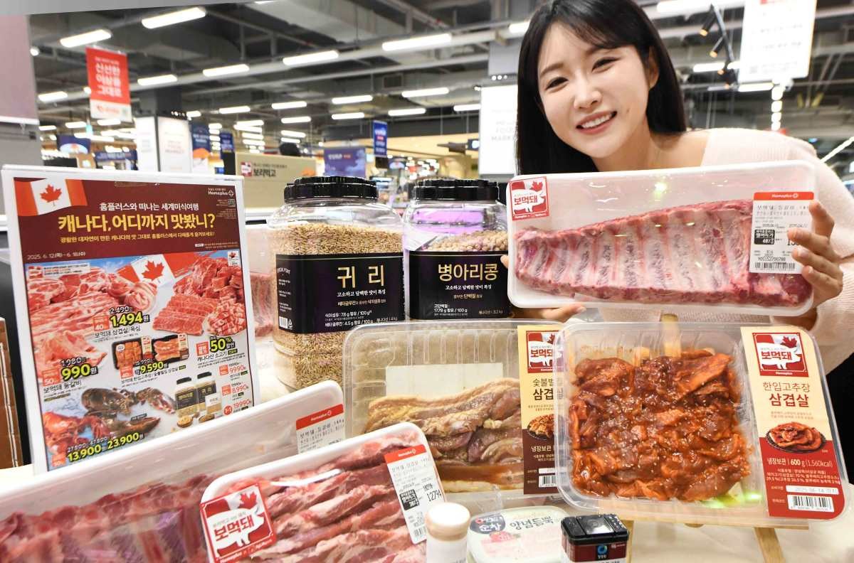 홈플러스는 오는 12일부터 2주간 해외식품전 2탄 '캐나다. 어디까지 맛봤니?' 행사를 전개한다고 지난 11일 밝혔다. 모델이 '캐나다, 어디까지 맛봤니?' 행사를 소개하고 있다. / 홈플러스 제공-뉴스1