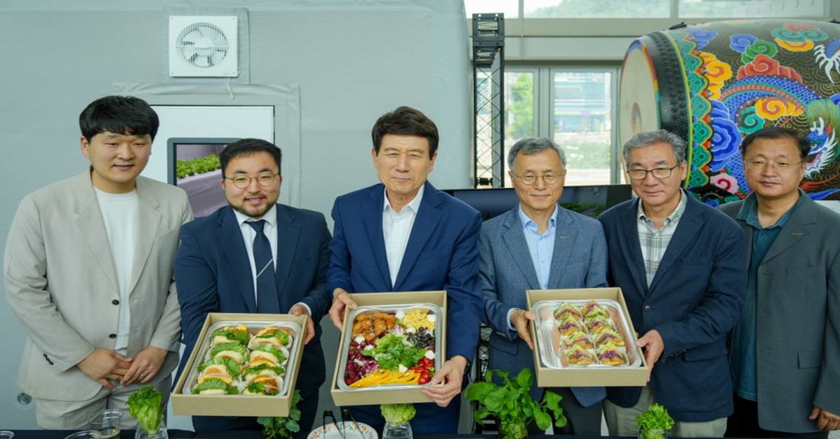 12일 포항시청 솔라갤러리 에어팜 전시장에서 열린 ‘에어팜 수확물 시식 행사’/이하 포항시