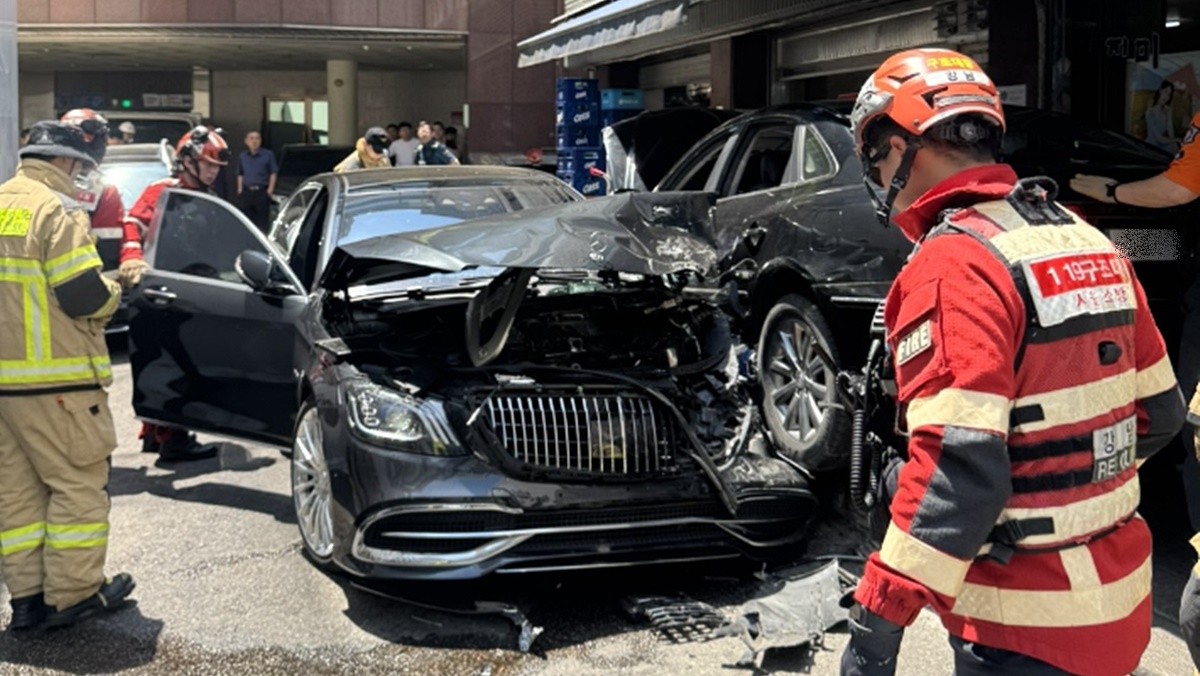 12일 오후 서울 강남구 논현동에서 80대 여성이 몰던 승용차가 식당으로 돌진한 사고 현장 모습 / 강남소방서 제공