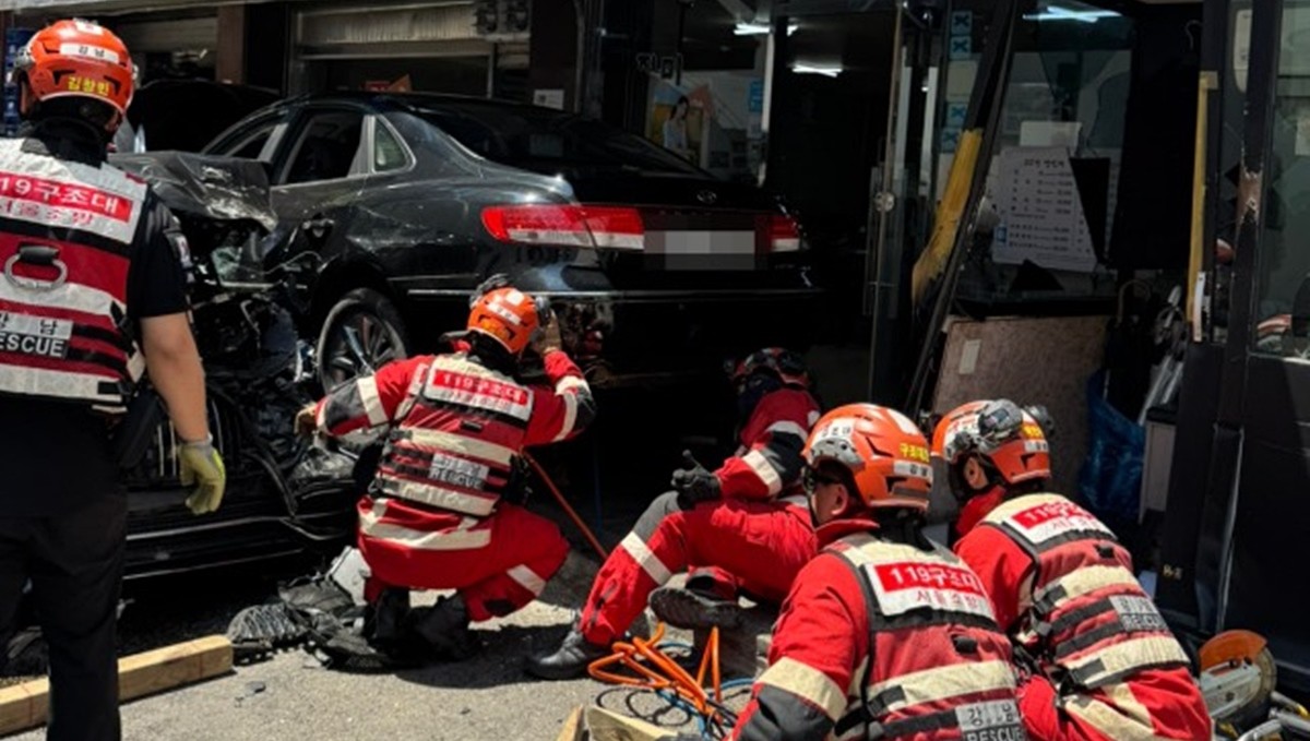 12일 서울 강남에서 발생한 승용차 식당 돌진 사고 / 강남소방서 제공