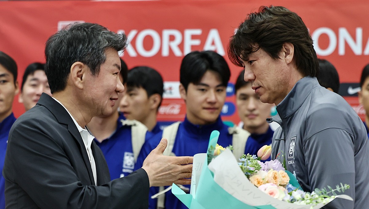 홍명보 감독이 지난 6일 이라크와 북중미 월드컵 예선경기를 마치고 인천국제공항 제1터미널을 통해 귀국하며 정몽규 대한축구협회장에게 꽃을 받고 있다. / 뉴스1