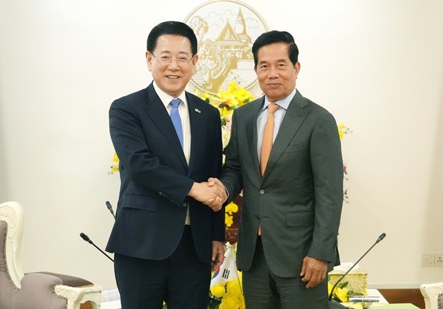 캄보디아를 방문 중인 김영록 전라남도지사가 12일(현지 시간) 프놈펜 시청에서 쿠옹 스렝 프놈펜 시장과 면담을 마치고 기념촬영을 하고 있다.