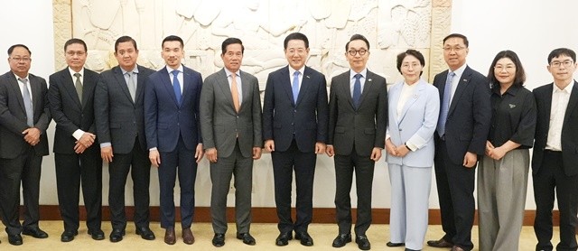 캄보디아를 방문 중인 김영록 전라남도지사가 12일(현지 시간) 프놈펜 시청에서 쿠옹 스렝 프놈펜 시장과 면담을 마치고 기념촬영을 하고 있다.