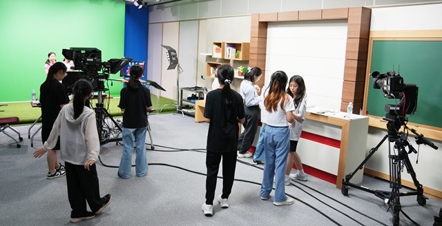 지난달 29일 광주시교육청교육연구정보원 스튜디오에서 열린 '초등 아나운서 아카데미'에서 카메라테스트 실습과정에 참여하고 있다.