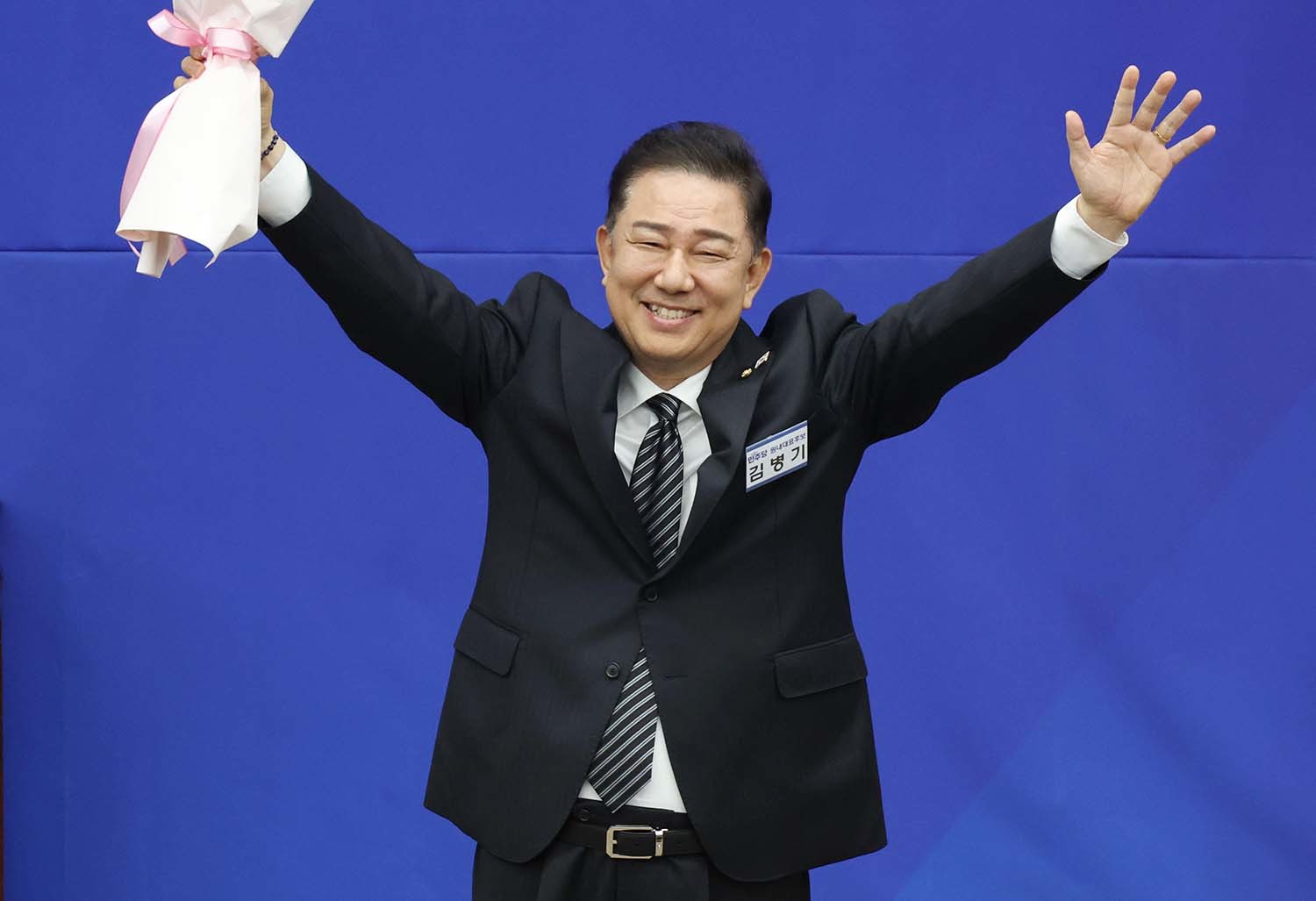 13일 오후 서울 여의도 국회에서 열린 더불어민주당 제2기 원내대표 선출 의원총회에서 새 원내대표로 당선된 김병기 의원이 두팔 들어 인사하고 있다. / 뉴스1