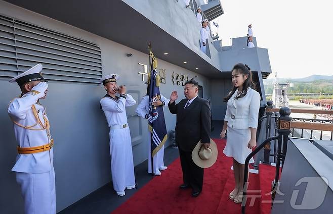 북한 노동당 기관지 노동신문은 13일 '해군 구축함 진수기념식이 6월 12일에 나진조선소에서 진행됐다'라고 보도했다. 김정은 당 총비서도 이날 진수식에 참석했으며 새로 건조한 구축함은 '최현'급으로, 함의 명칭은 '강건'호로 명명했다.     / 노동신문(뉴스1)