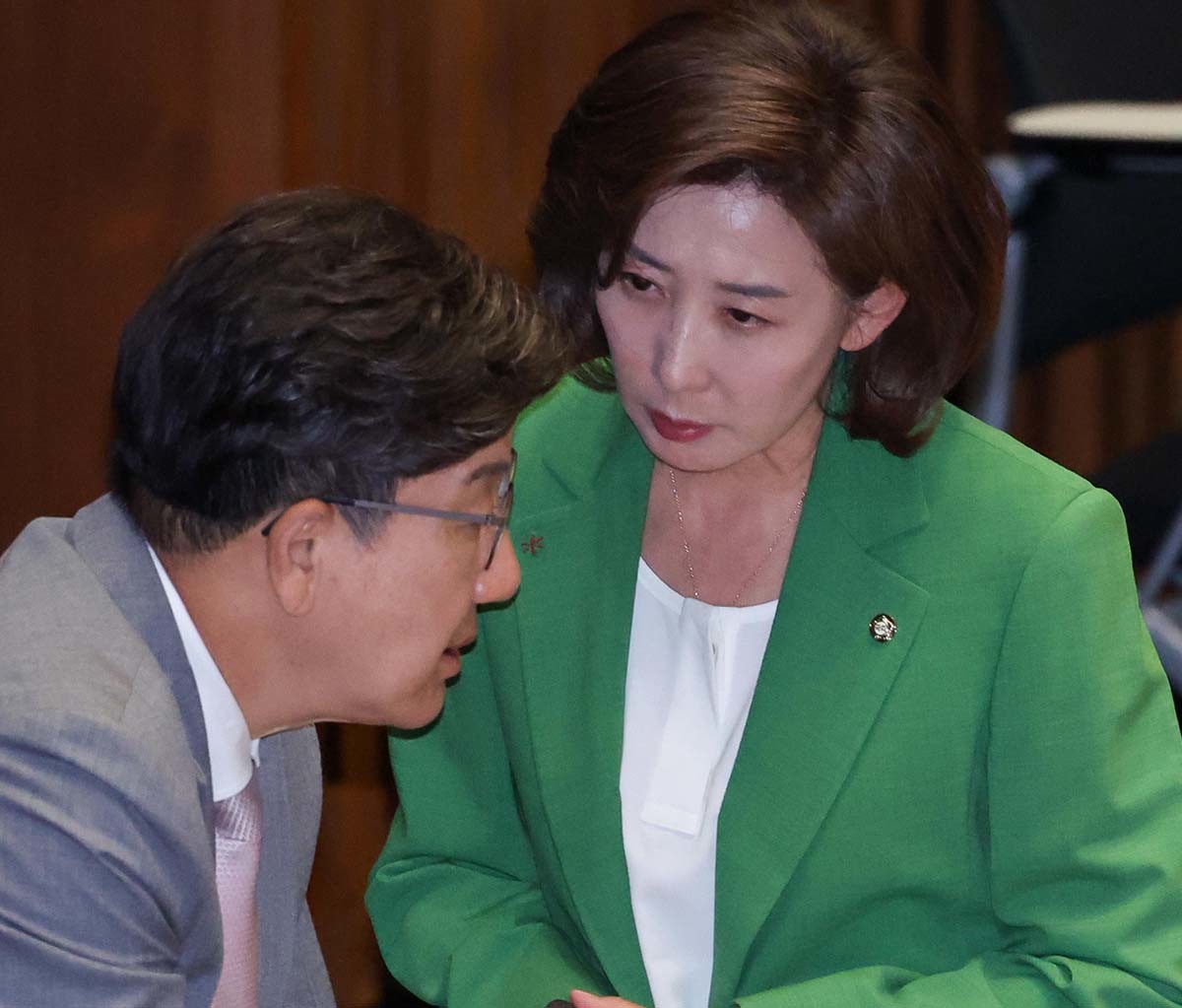 나경원(오른쪽) 의원과 권성동 의원이 서울 여의도 국회 본회의장에서 대화하고 있다. / 뉴스1