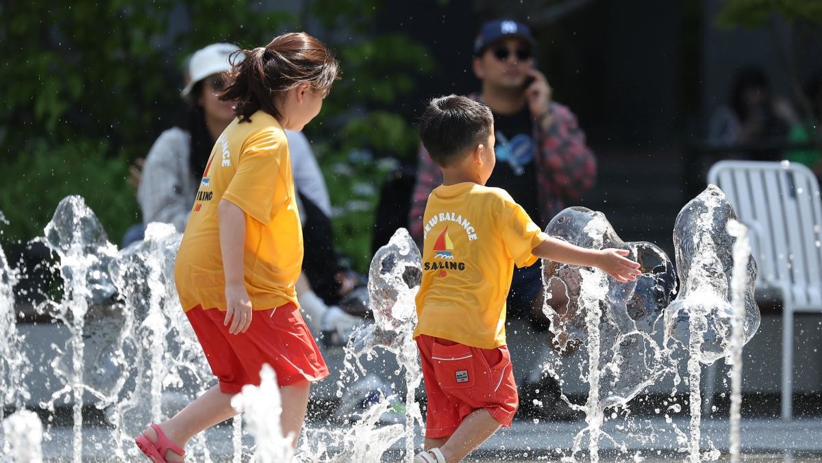 서울 종로구 광화문광장에서 물놀이를 즐기고 있는 아이들 모습. / 연합뉴스