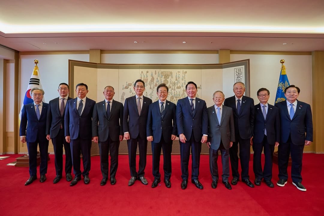 이재명 대통령은 13일 용산 대통령실에서 경제 6단체 회장과 5대 그룹 총수들과 간담회를 가졌다. 사진은 기념촬영 모습. / 이 대통령 인스타그램