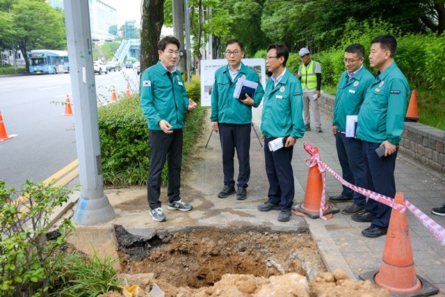 지난 9일, 노관규 순천시장을 비롯한 시 관계자들이 지봉로에서 도로 빗물받이와 우수관로에 대한 점검을 하고있다