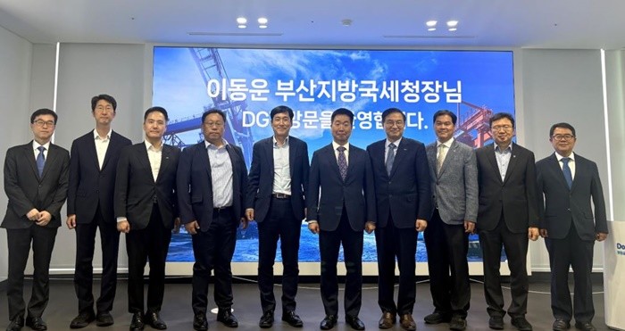 부산항만공사(이하 BPA, 사장 송상근)는 11일(수), 이동운 부산지방국세청장이 부산항 신항 현장을 방문했다고 밝혔다. / 사진제공=부산항만공사