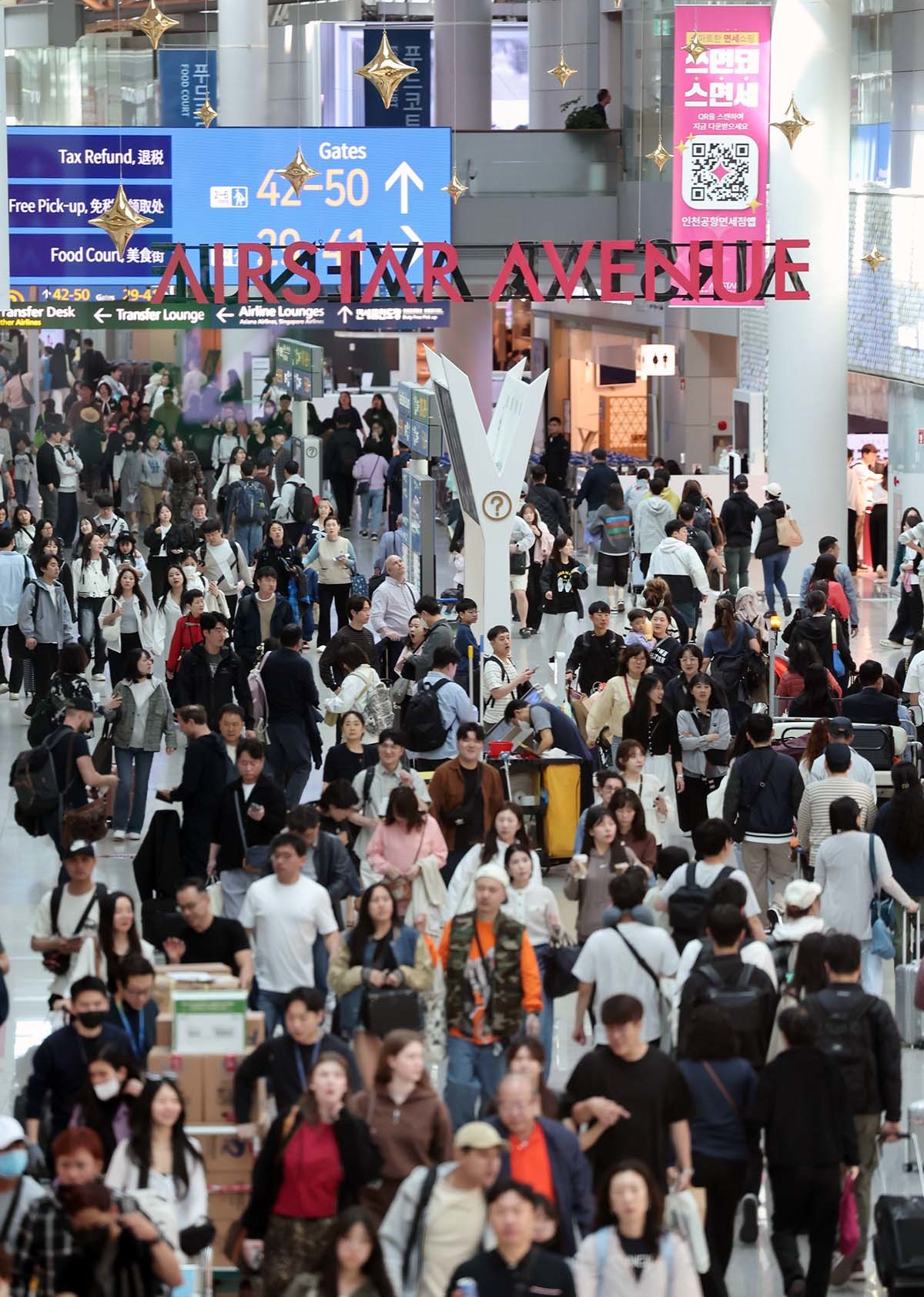 5월 2일 오전 인천국제공항 제1여객터미널 출국장이 여행객들로 붐비고 있다. / 뉴스1