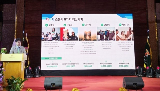 ㈜월드다가치의 백상화 대외협력이사가 캄보디아 프놈펜에서 열린 아시아한인회총연합회의 '정기총회'서 다가치 앱을 설명하고 있다.(사진제공=월드다가치)