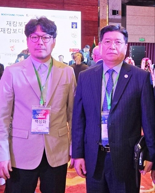 (주)월드다가치의 백상화대외협력이사(왼쪽)가 윤희 아시아 한인총연합회회장과 기념 사진을 촬영하고 있다.