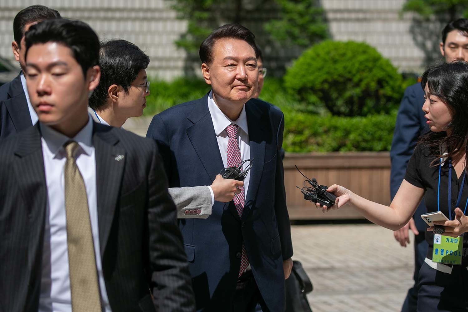 윤석열 전 대통령이 16일 오전 서울 서초구 중앙지방법원에서 열린 내란 우두머리 혐의, 집권남용 권리행사방해 혐의 사건 7차 공판을 받기 위해 법원으로 들어오고 있다. / 뉴스1