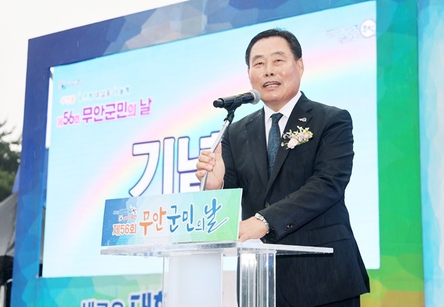 무안군민의 날 기념사를 하고 있는 김산 군수