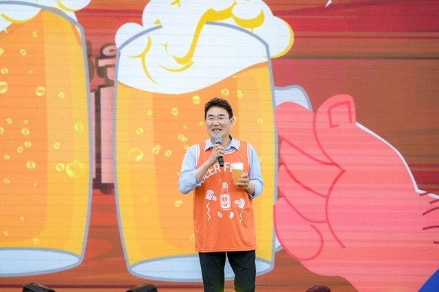 노관규 순천시장이 14일 오천그린광장에서 열린 「2025 순천 비어페스타」에서 인사말을 하고 있다.