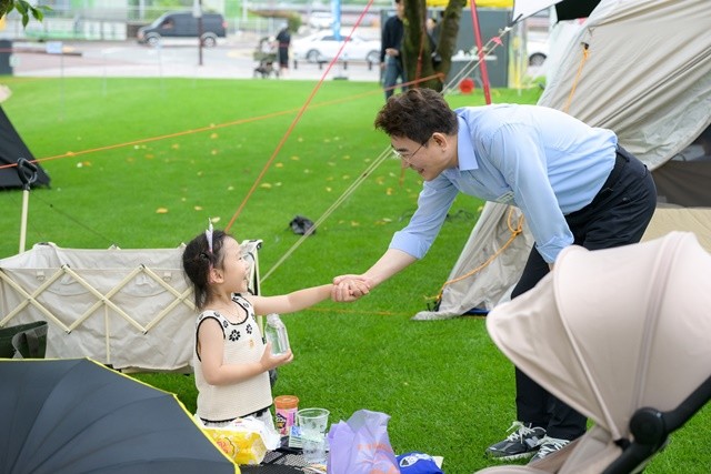 노관규 순천시장이 '캠핑으로 그린 아일랜드'에 참가한 어린이와 인사 나누고 있다.