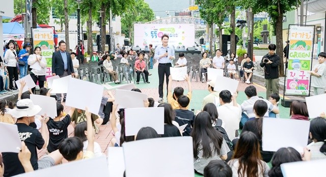 지난 14일 노관규 순천시장이 '다가치 GREEN 지구' 행사 중 '환경골든벨' 문제를 출제하고 있다.
