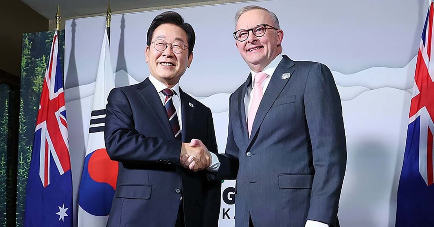 1차 주요 7개국(G7) 정상회의에 참석한 이재명 대통령이 16일(현지시간) 캐나다 앨버타주 캘거리의 한 호텔에서 앤서니 앨버니지 호주 총리를 만나 한·호주 정상회담을 하며 악수하고 있다. / 연합뉴스