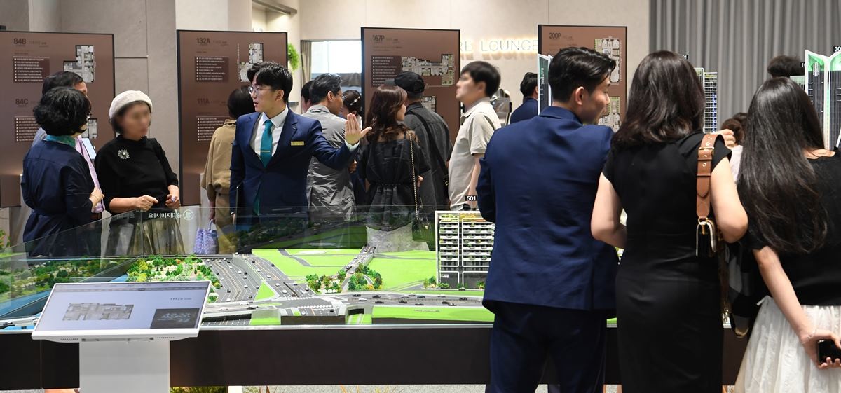 홍보관에서 조합원들이 단지에 적용된 테마가든에 대해 설명을 듣고 있다 / 포스코이앤씨 제공