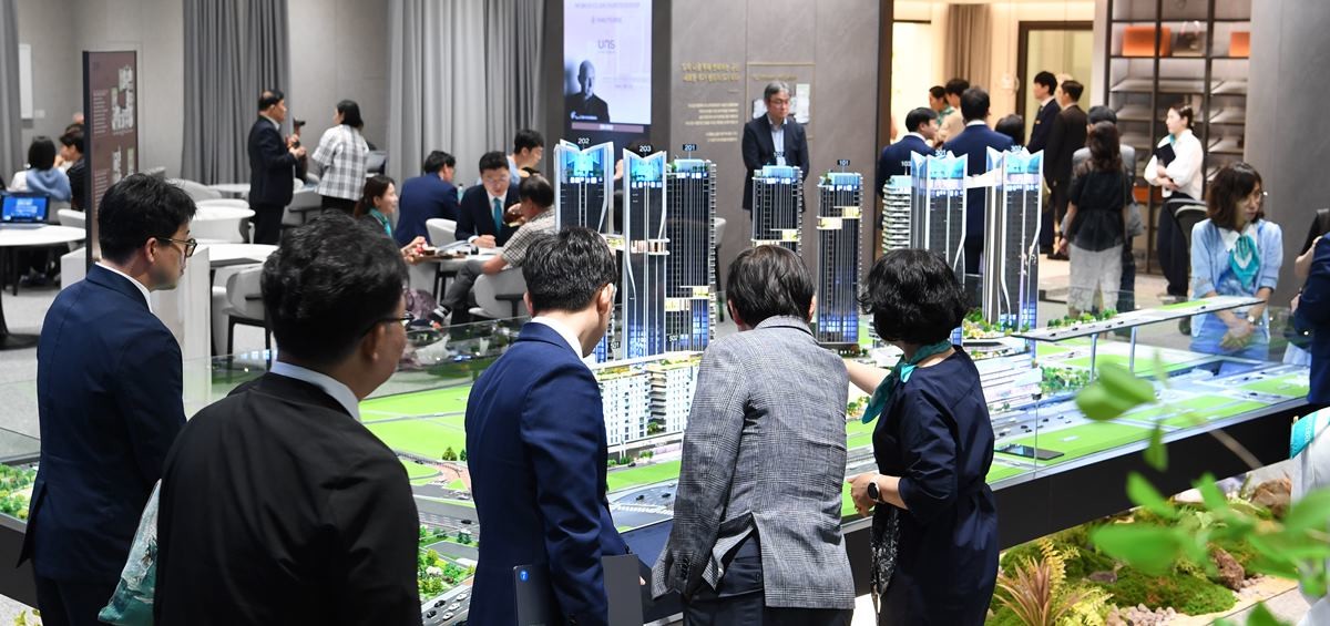 홍보관에서 조합원들이 단지모형을 통해 대형평형을 확인하고 있다 / 포스코이앤씨 제공