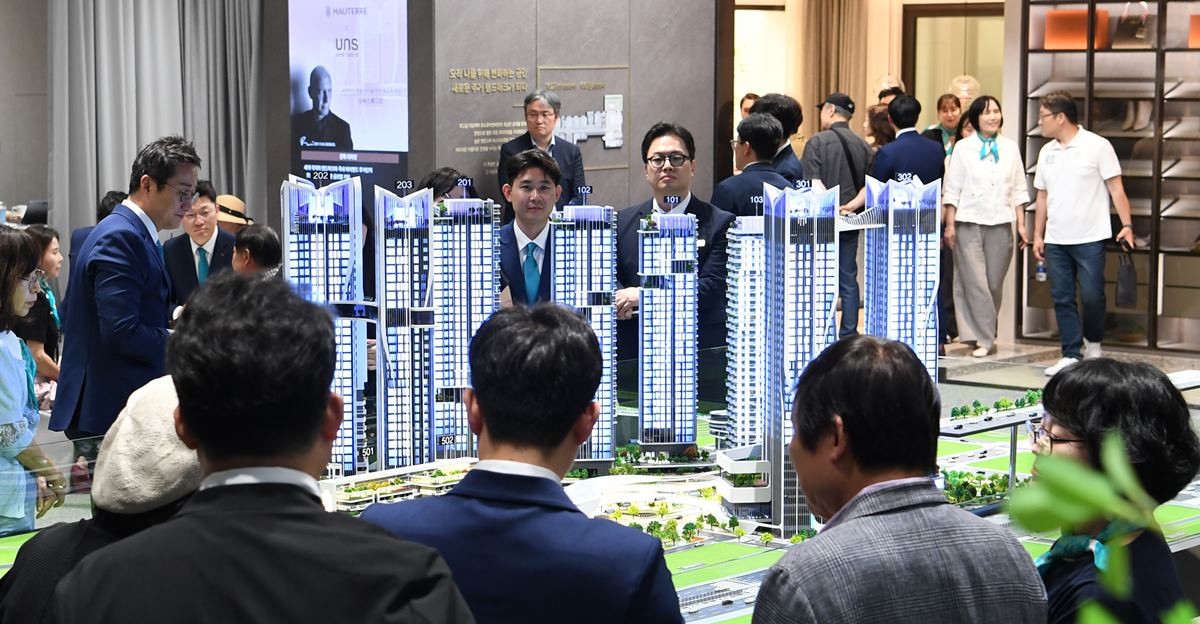 홍보관에서 조합원들이 단지 조형도를 통해 고급화된 오티에르 용산을 확인하고 있다 / 포스코이앤씨 제공