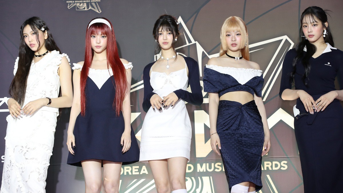 '제1회 코리아 그랜드 뮤직 어워즈(2024 KGMA)' 레드카펫 행사에 참석한 뉴진스. / 뉴스1