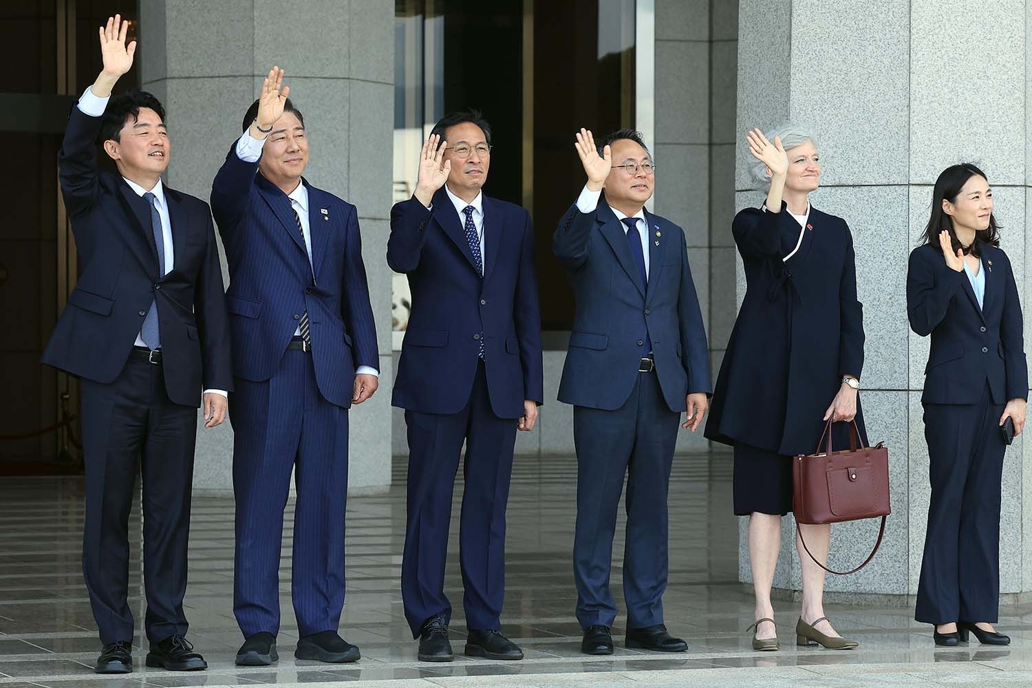 강훈식 대통령 비서실장(왼쪽부터)과 김병기 더불어민주당 원내대표, 우상호 정무수석, 고기동 행정안전부 장관 직무대행, 타마라 모휘니 주한 캐나다 대사 등이 16일 오후 경기도 성남 서울공항에서 캐나다에서 열리는 주요7개국(G7) 정상회의 참석차 출국하는 이재명 대통령이 탑승한 1호기를 향해 손을 흔들고 있다. / 뉴스1