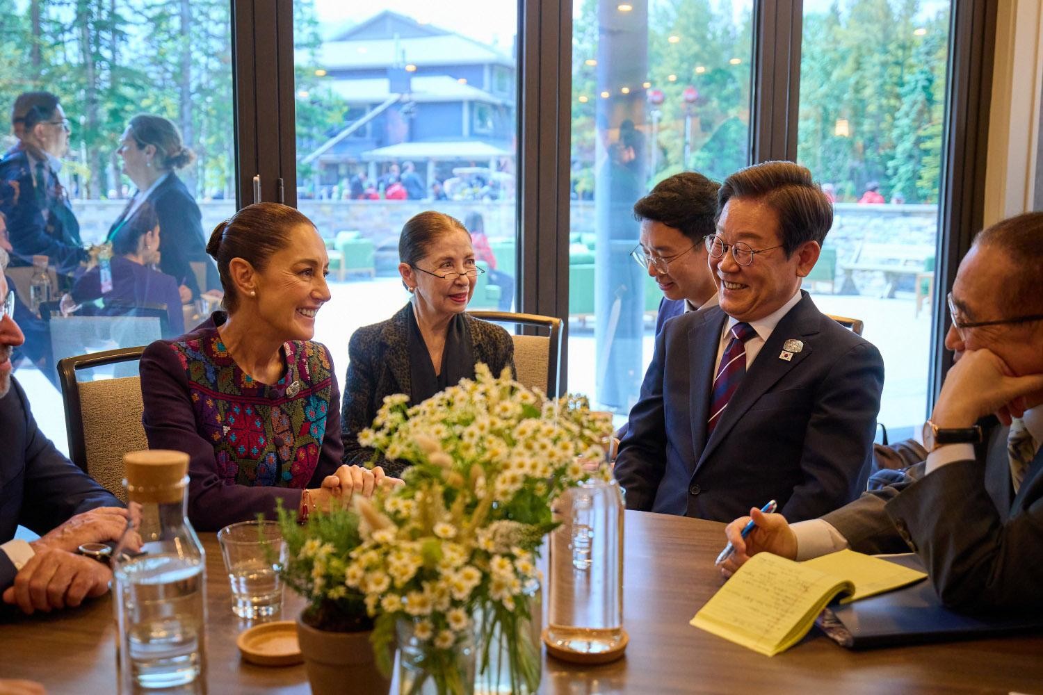 이재명 대통령이 17일(현지시간) 캐나다 앨버타주 캐내내스키스 주요 7개국(G7) 정상회의장에서 클라우디아 셰인바움 멕시코 대통령과 한·멕시코 정상회담을 하고 있다. / 대통령실