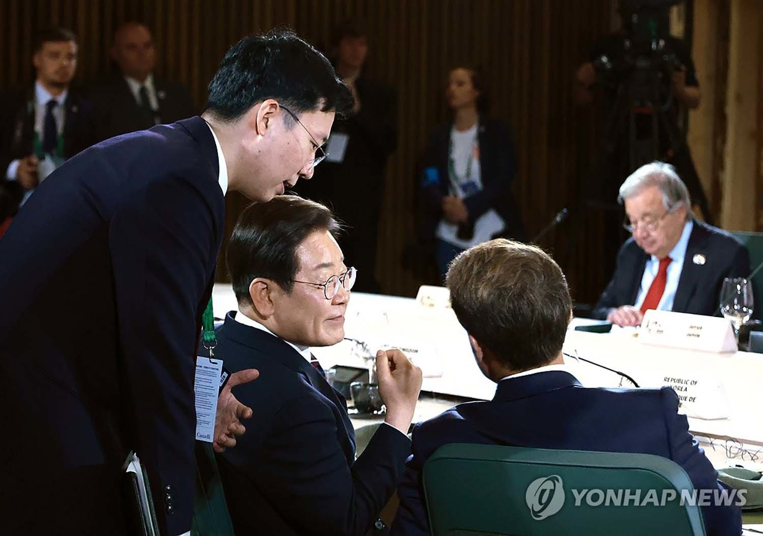 이재명 대통령과 에마뉘엘 마크롱 프랑스 대통령이 17일(현지시각) 캐나다 앨버타주 캐내내스키스 주요 7개국(G7) 정상회의장에서 업무 오찬을 겸해 열린 G7 정상회의 확대 세션에서 대화하고 있다. / 연합뉴스