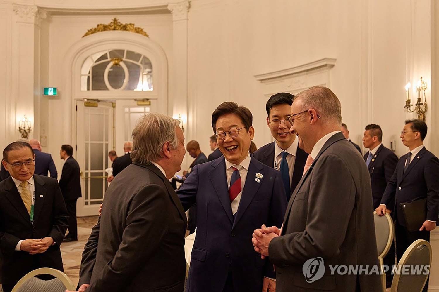 이재명 대통령이 16일(현지시각) 캐나다 캘거리 한 호텔에서 열린 캐나다 앨버타 주수상 내외 주최 주요 7개국(G7) 정상회의 초청국 리셉션에서 참석자들과 대화하고 있다. / 연합뉴스