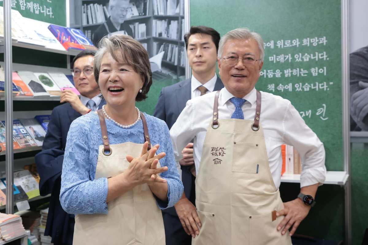 문재인 전 대통령과 김정숙 여사가 지난 18일 오후 서울 강남구 삼성동 코엑스에서 열린 2025 서울국제도서전을 찾아 평산책방 부스에서 환하게 미소 짓고 있다.  / 공동취재-뉴스1