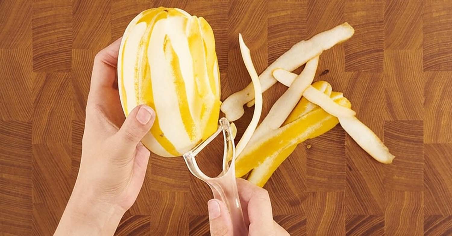 참외껍질 벗기는 모습. AI 툴로 제작한 것이다.