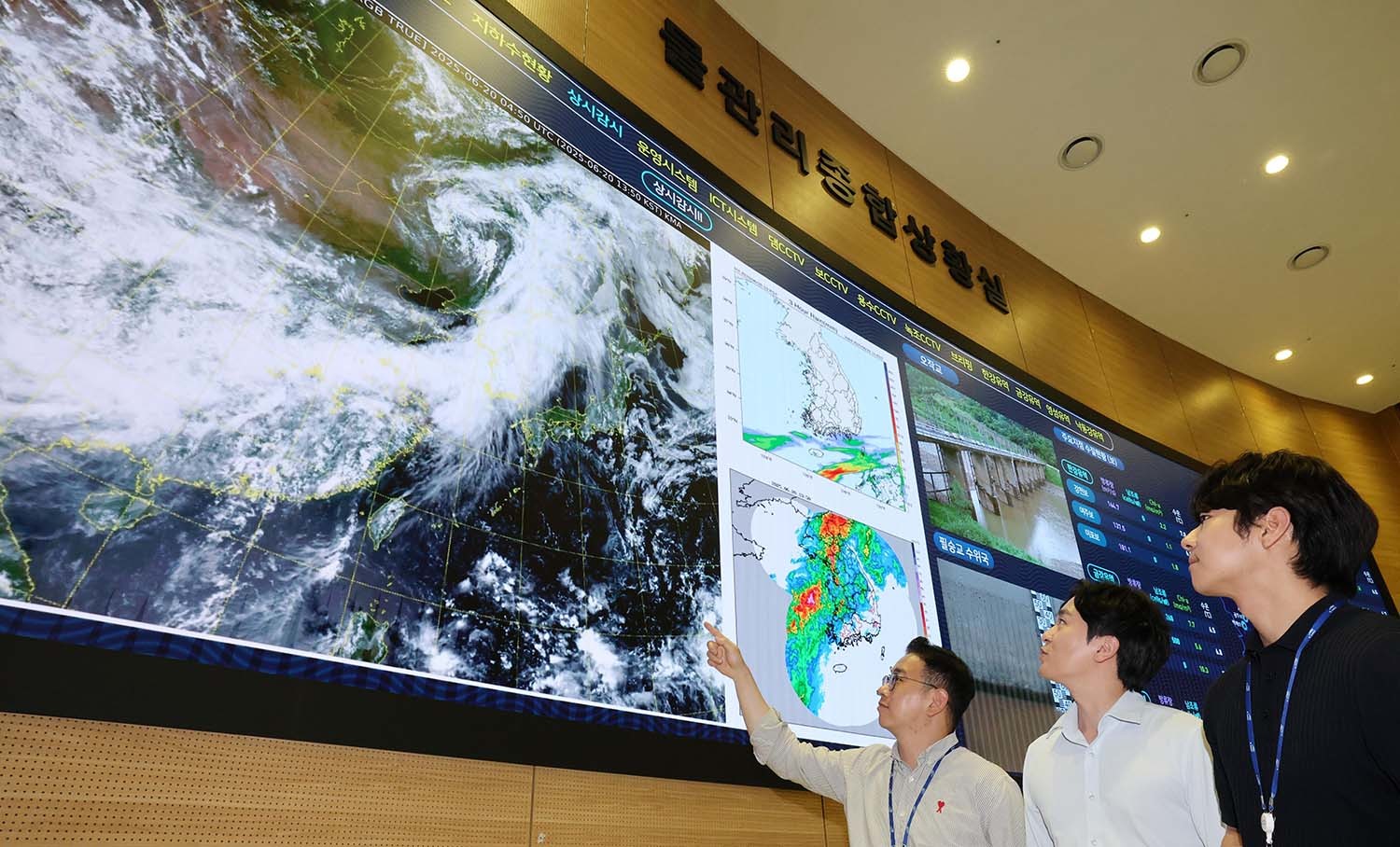 전국에 많은 비가 예보된 가운데 20일 대전 대덕구 한국수자원공사 물관리종합상황실에서 직원들이 호우대비 모니터링을 하고 있다. / 뉴스1