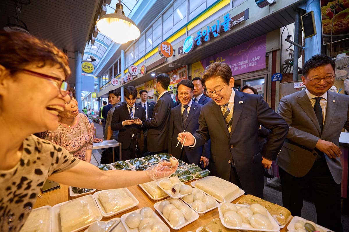 이재명 대통령이 20일 울산 울주군 언양알프스시장을 방문하고 있다. / 대통령실 제공