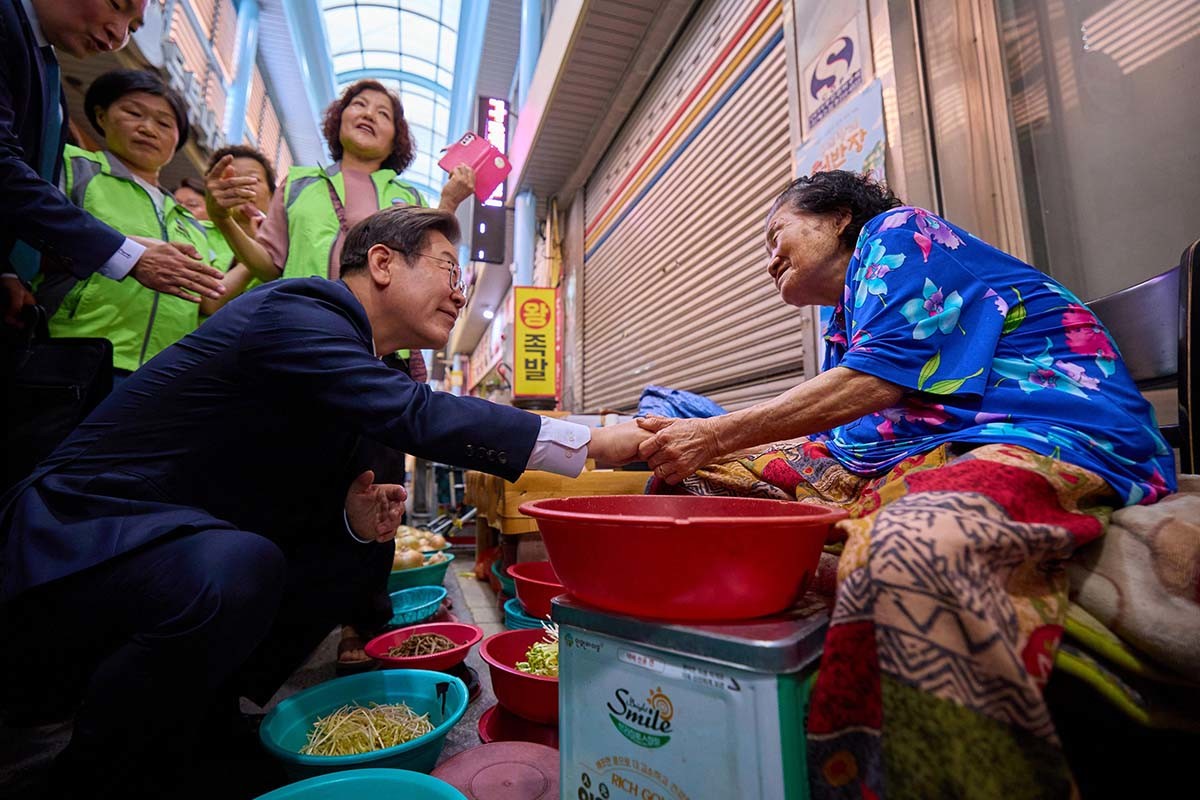 이재명 대통령이 20일 울산 울주군 언양알프스시장을 방문해 상인과 인사를 나누고 있다. / 대통령실 제공 .