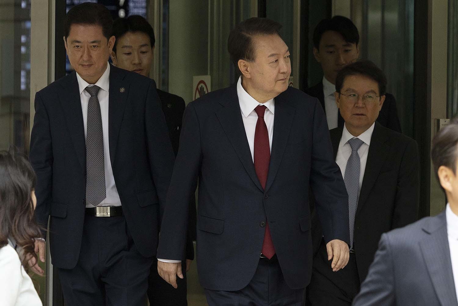 윤석열 전 대통령이 19일 정오 서울 서초구 중앙지방법원에서 열린 내란 우두머리 혐의, 직권남용 권리행사방해 혐의 사건 4차 공판의 오전 재판 종료 후 점심 식사를 위해 법정을 빠져 나가고 있다. / 뉴스1