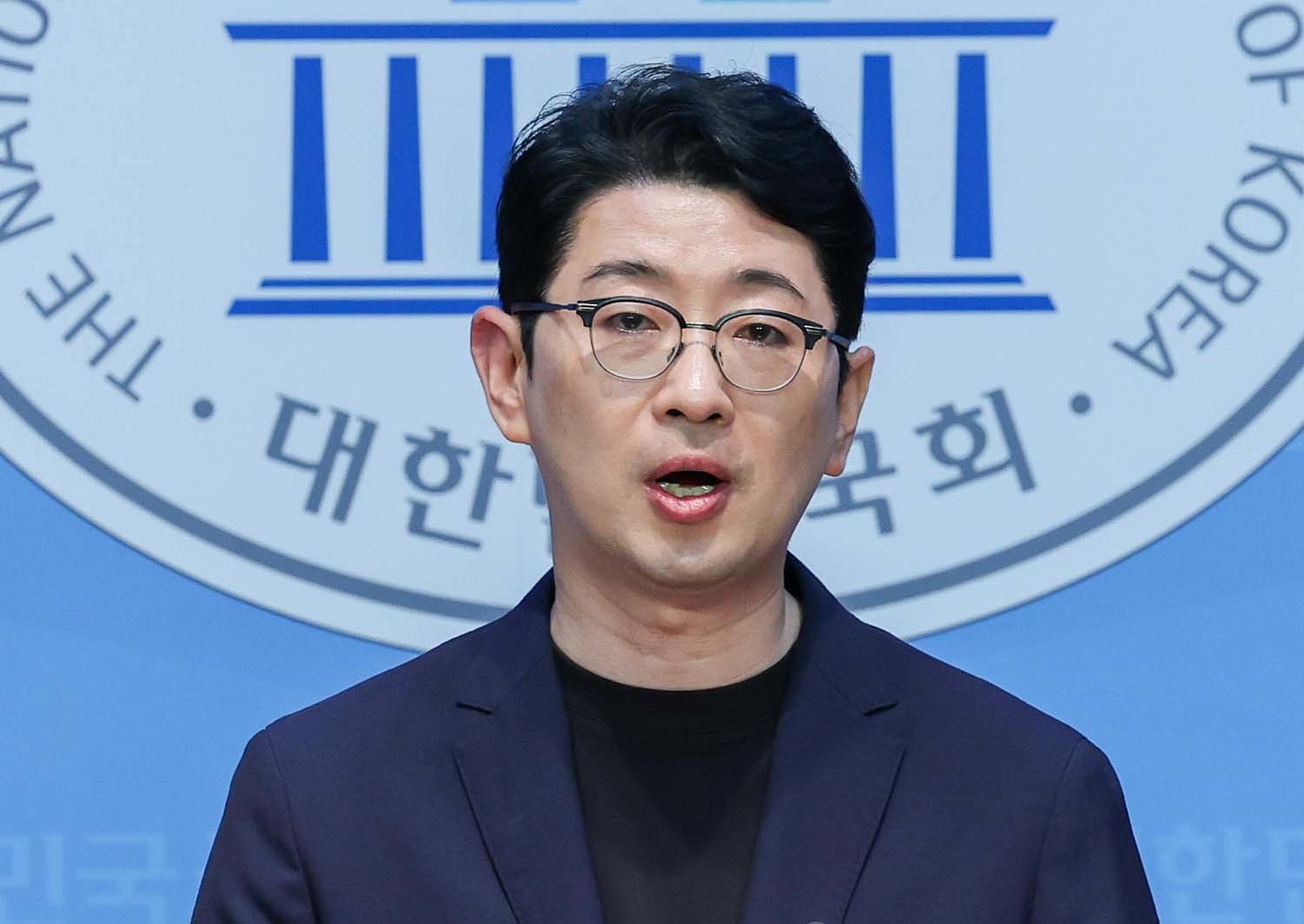 김민석 국무총리 후보자 검증을 위한 인사청문 특별위원회 소속 국민의힘 주진우 의원이 18일 오후 서울 여의도 국회 소통관에서 김 후보자의 수입 5억 1,000만원 및 지출 13억원 차이 관련 자료를 요구하며 기자회견을 하고 있다. / 뉴스1