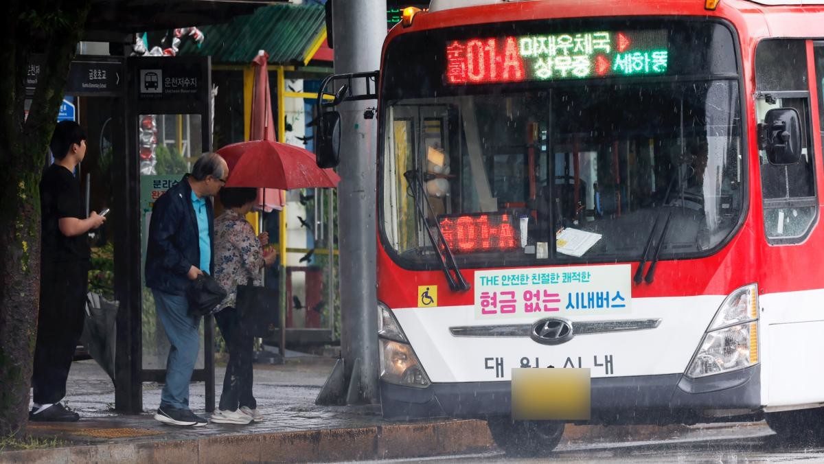 광주 서구 운천저수지 승강장에서 시민들이 버스를 타고 있다. / 뉴스1