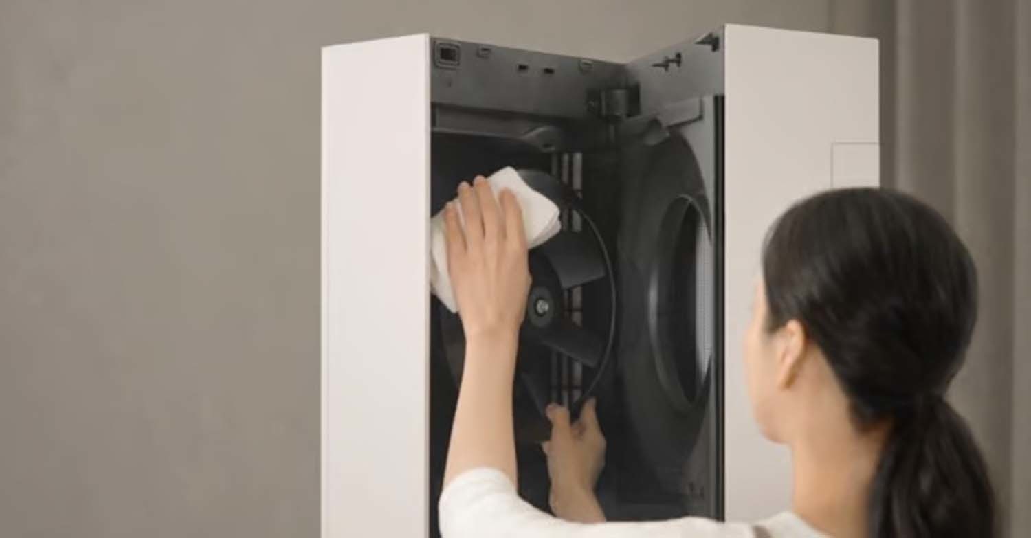 에어컨을 청소하는 모습. / LG전자