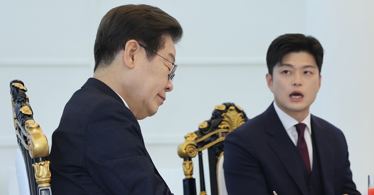 이재명 대통령이 22일 한남동 관저에서 열린 여야 지도부와의 오찬에서 국민의힘 김용태 비상대책위원장의 발언을 듣고 있다. / 연합뉴스