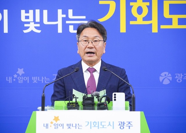 강기정 광주광역시장이 20일 오전 시청 브리핑룸에서 시내버스 파업과 관련해 긴급 브리핑을 하고 있다./광주광역시 제공
