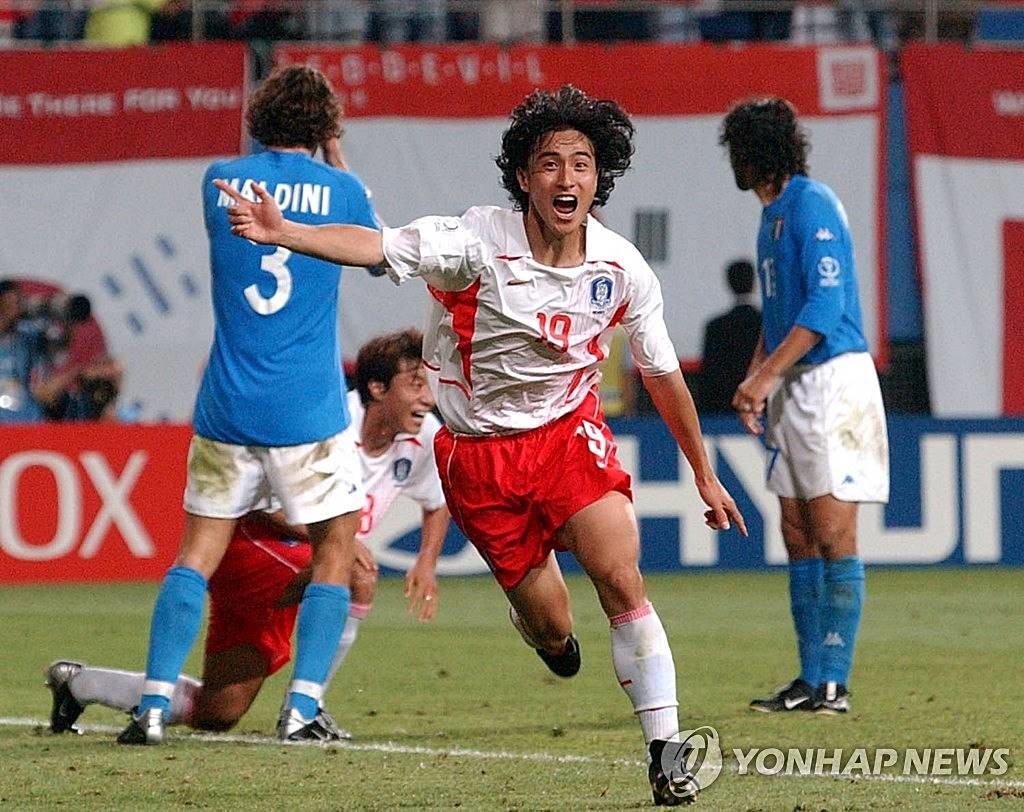 월드컵 축구 8강 진출 환호하는 안정환 2002년 6월 18일 오후 대전월드컵경기장에서 열린 한국-이탈리아전 연장전에서 8강을 확정한 골든골을 넣은 안정환이 환호하고 있다 / 연합뉴스