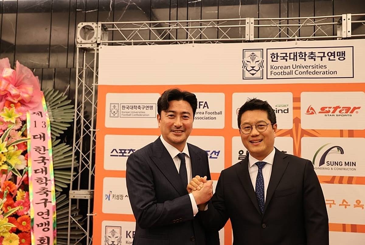 안정환(왼쪽)과 박한동 대학축구연맹 회장 / 연합뉴스, 대학축구연맹 제공