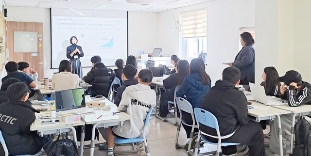 청소년들이 청소년문화의집에서 운영하는 디지털 새싹캠프 프로그램에 참여하고 있다.