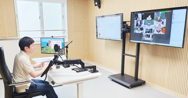 전남온라인학교 교사가 학생들을 대상으로 물리학Ⅱ 수업을 하고 있다.