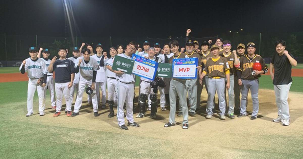 브로맨스(왼쪽)와 스타즈 선수들이 경기 후 파이팅을 외치고 있다. / 한스타미디어